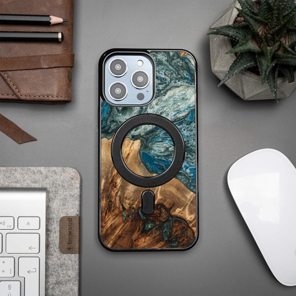 Hot trend: wooden cases at Hurtel wholesale store